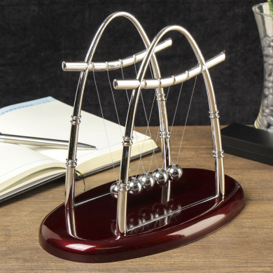 Маятник Ньютона на овальной подставке бордовый, большой