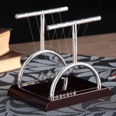 Маятник Ньютона бордовый, шары на квадратной подставке антистресс колыбель, средний 13х13х11 см